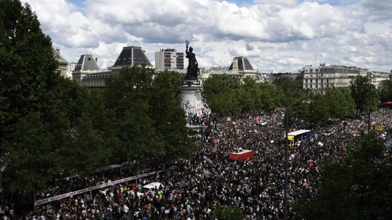 Plus de 100 000 personnes à République : les mobilisations contre les violences policières se multiplient