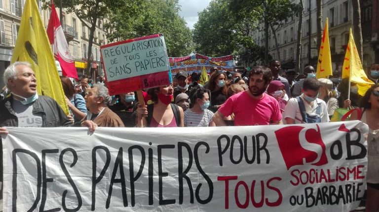 Des milliers de manifestants pour la régularisation des sans-papiers