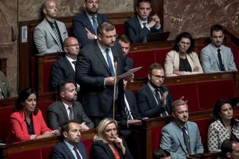 Que les racistes retournent dans les poubelles de l’Histoire !