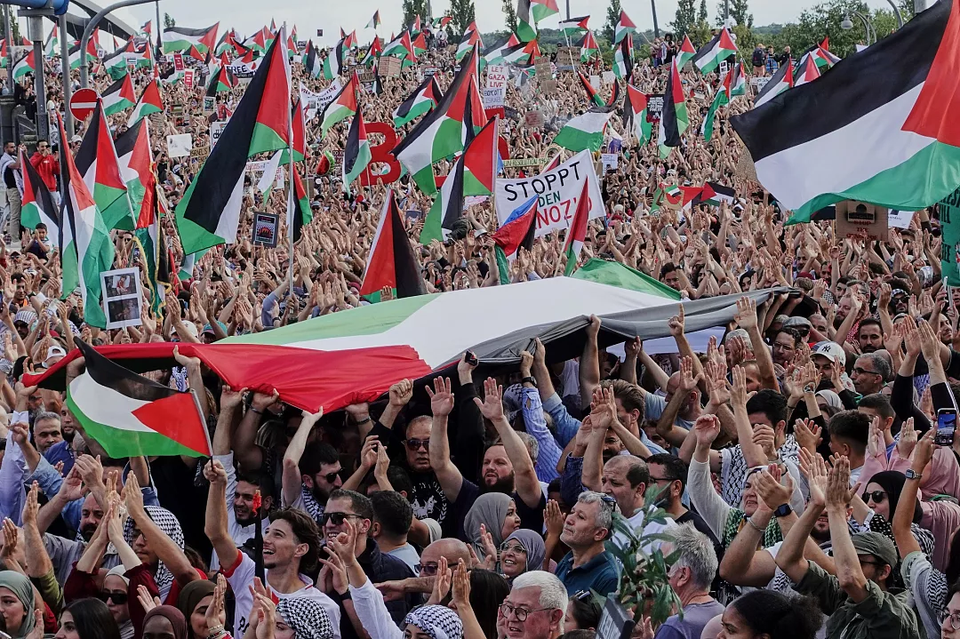 Des milliers de personnes participent à une manifestation pour la Palestine à Francfort, le 30 août 2025 AP Photo