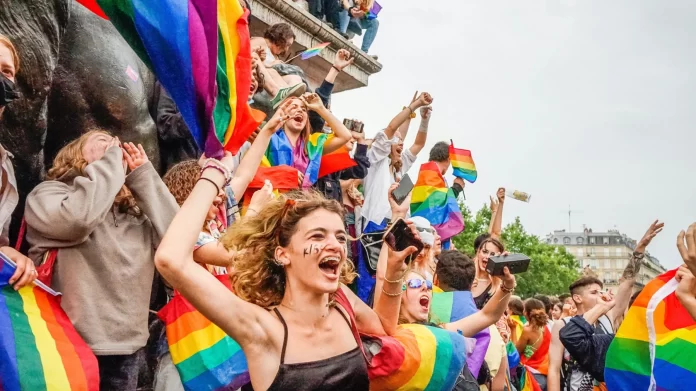 903668-la-marche-des-fiertes-2023-ex-gay-pride-retour-de-la-parade-lgbtqi-a-paris