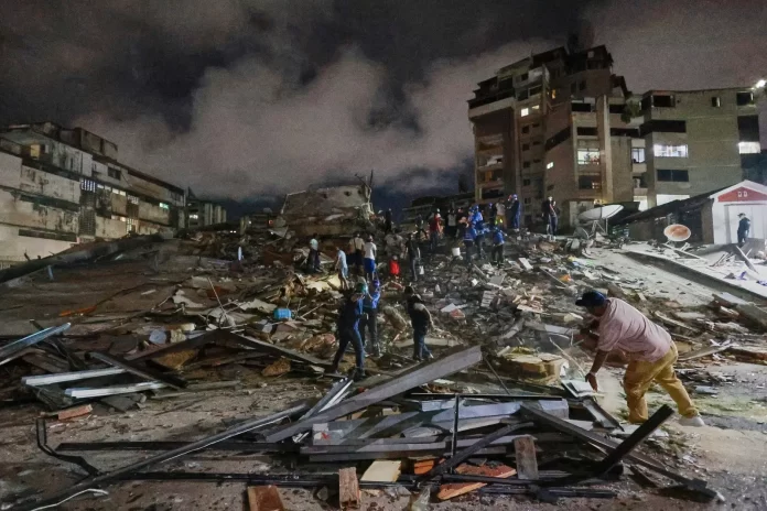 Venezuela Des habitants et secouristes sur un site de décombres de bâtiments.
