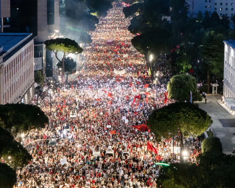 « Révolution des flamants roses » en Albanie : la population bec et ongles contre le capitalisme du clan Trump